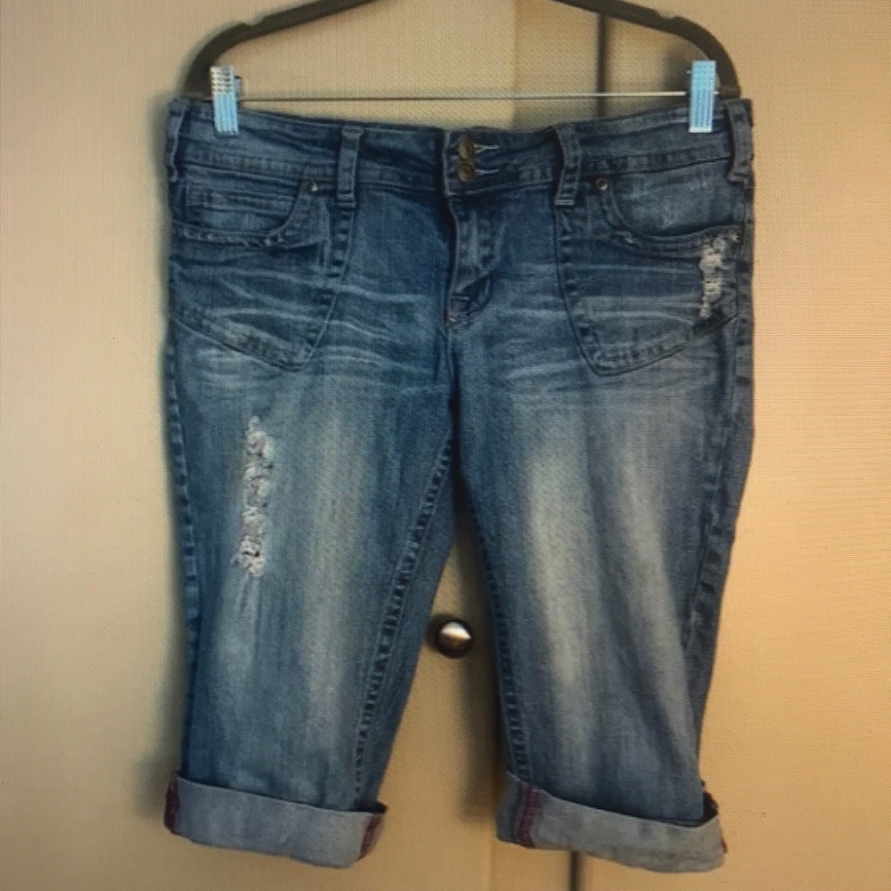 Vigoss low rise distressed light wash Capri women’s